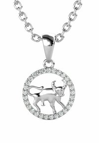 Collana con ciondolo in argento a forma di Toro, caratterizzata da un design di un toro all'interno di un telaio circolare decorato con pietre trasparenti, sospesa a una catena.