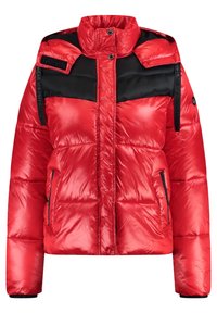 Czerwona kurtka puchowa z błyszczącym wykończeniem, czarnymi akcentami na ramionach, wysokim kołnierzem, dwiema przednimi kieszeniami i czarnymi detalami z metalu.