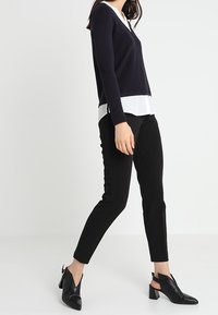 comma Sweter
