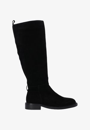 Botte noire en daim montant jusqu'au genou, avec un bout arrondi, un petit talon bloc bas et un onglet en haut pour faciliter l'enfilage. Texture lisse sur toute la surface.