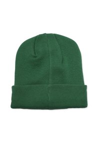 Grön stickad mössa med ribbat mönster och uppvikt kant, med en rundad topp och sömlös konstruktion.