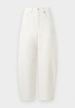 Jean en denim blanc à taille haute, jambes larges, avec bouton frontal, fermeture éclair, passants pour ceinture, et poches à l'avant et à l'arrière.