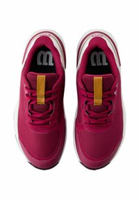 Zapatillas deportivas burdeos con parte superior de malla, suela blanca, cordones prominentes y una lengüeta texturizada con un acento dorado.