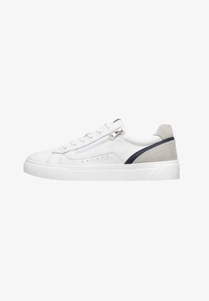 Sneaker bianca in pelle con dettagli in suede grigio e accenti blu navy, caratterizzata da una punta rotonda, lacci piatti e zip laterale. Suola testurizzata.