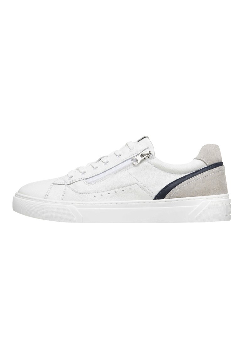 Baskets en cuir blanc avec des accents en daim gris et bleu marine, dotées d'un bout rond, de lacets plats et d'un détail de fermeture éclair sur le côté. Semelle texturée.