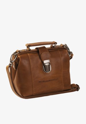 Braune Lederhandtasche mit strukturiertem Design, Obergriff, abnehmbaren Schulterriemen, silberner Hardware und vorderer Verschlussklappe.