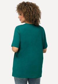 Ulla Popken V-AUSSCHNITT HALBARM - T-shirt basic - classic emerald