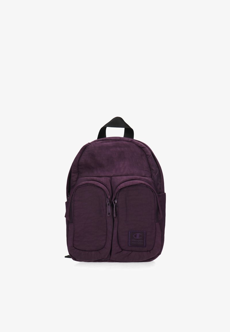 Fioletowy plecak z nylonu o teksturowym wykończeniu, z dwoma przednimi kieszeniami na zamek błyskawiczny i uchwytami do noszenia na górze.