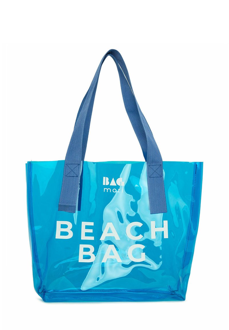 Läpinäkyvä sininen rantakassi, jossa on siniset kangaskahvat. Näyttää tekstin "BEACH BAG" valkoisella. Sileä rakenne, suorakulmainen muoto, ilman suljettavuutta.