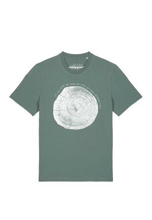 Groen T-shirt met korte mouwen met een witte boomringgrafiek en cirkelvormige tekst met de tekst "Life goes round and round and round and round it goes."