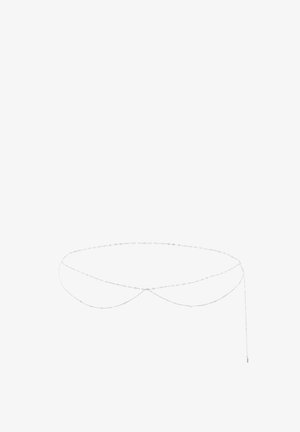 Silberketten-Schmuckstück mit mehreren dünnen Strängen, die ein ovales Glied-Design aufweisen, und einem hängenden Akzent an einem Ende.