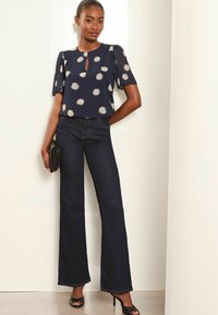 Lipsy FLUTTER SLEEVE SPOT REGULÄR - Palaidinė - navy
