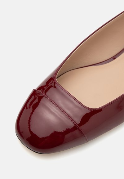Stuart Weitzman EDEN STRAP FLAT - Ballerina's met enkelbandjes - rosewood