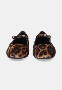 Bailarinas de estampado de leopardo hechas de suave terciopelo, con punta redonda, tirante tipo Mary Jane con una hebilla decorativa y un tacón bajo.