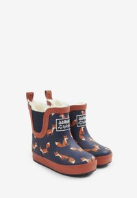 Botas de lluvia de goma en color azul marino con un patrón de zorros, acentos naranjas y forro suave. Cuenta con lengüetas para facilitar el uso. Diseño de suela flexible.