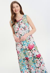 Florale Maxikleid mit einem mehrfarbigen Muster in Rosa-, Blau- und Grüntönen. Ärmelloses Design und gestufter Rock mit einem subtilen Glanz.