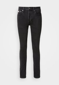 Jeans de mezclilla negra con un corte ajustado, cinco bolsillos y herrajes en tono plateado. Presenta un ligero desvanecimiento y detalles de costura a lo largo de las costuras.
