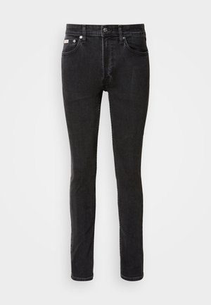Zwarte denim jeans met een slim fit, vijf zakken en zilverkleurige hardware. Beschikt over subtiele vervaging en stiksels langs de naden.