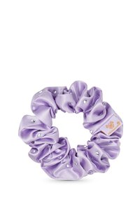 Fioletowy, satynowy scrunchie o zebraną teksturze i błyszczących akcentach z kryształków; posiada małą metkę z logo z jednej strony.