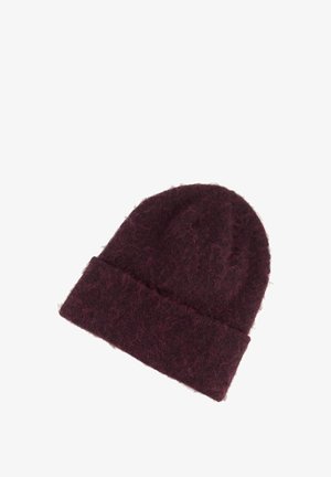 Bordeaux gebreide beanie gemaakt van een fluffymateriaal met een opgerolde rand. De textuur lijkt zacht en warm, geschikt voor koud weer.