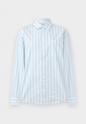 Chemise à manches longues à rayures verticales bleu clair et blanches, avec une poche poitrine et un col classique.