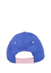 Cappello di stoffa blu con una fascia regolabile rosa. Presenta una corona arrotondata e occhielli di ventilazione cuciti. Texture liscia, vista posteriore mostrata.