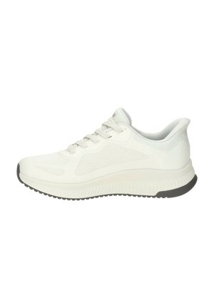 Sneaker sportiva bianca con pannelli in mesh, design con lacci, colletto imbottito e suola in gomma nera, vista laterale.