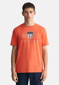 GANT REG ARCHIVE SHIELD - Camiseta estampada - burnt orange
