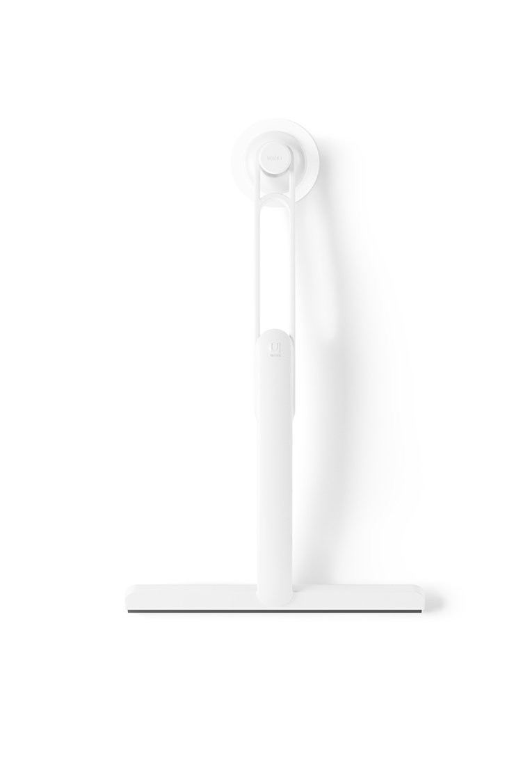 Weißer, minimalistischer Bodenwischer mit langem Griff, abgerundetem Kopf und flachem Fuß. Glatte Textur mit elegantem Design, keine sichtbaren Beschläge.