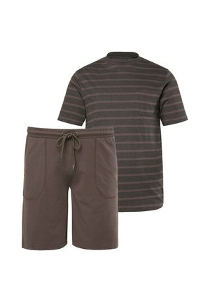 T-shirt a righe marroni con maniche corte e colletto rotondo abbinata a pantaloni corti marroni con vita regolabile e tasche laterali.