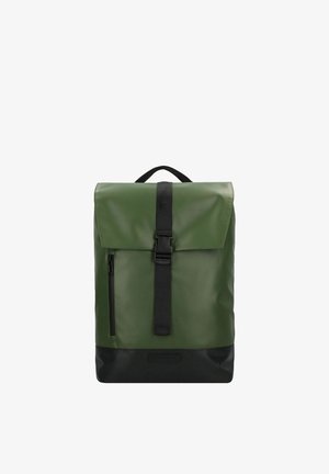Zaino impermeabile verde con chiusura a tutto roll, tracolla nera regolabile, tasca laterale con zip e finitura opaca.