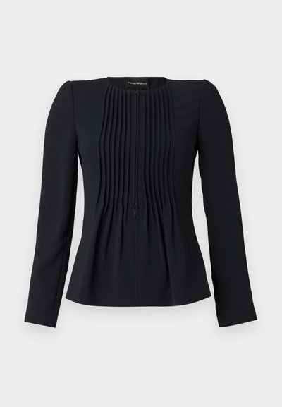 Zwarte blouse met lange mouwen en verticale plooien aan de voorkant, ronde halslijn en een getailleerde taille, gemaakt van een soepele stof.