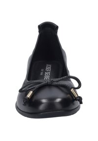 Czarne skórzane baleriny z zaokrąglonym noskiem, z delikatnym wiązaniem z przodu i złotymi akcentami. Gładka faktura i niski profil.