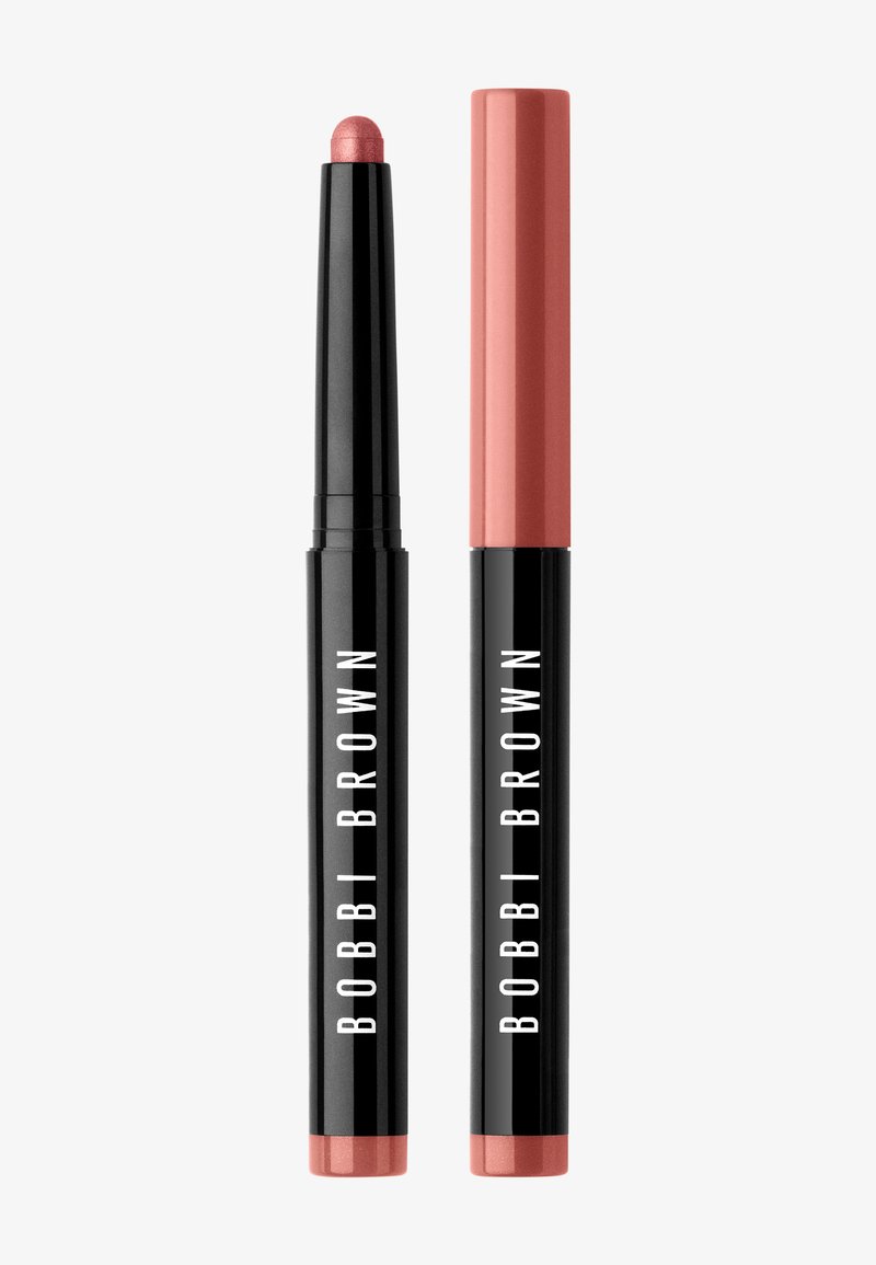 Bobbi Brown lipcrayon in zwarte behuizing; aan de ene kant bevindt zich de lipkleurpunt, de andere kant is een draaibare tube in een zachte roze tint.