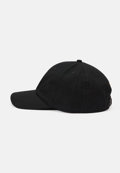 Boné de beisebol preto com aba curva, feito de algodão, apresentando seis ilhós de ventilação e uma tira ajustável na parte de trás.