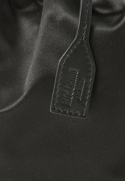Geantă din satin negru, având un tag din piele texturată, embosat cu "Moschino Milano". Design moale, plisat, cu finisaj neted.