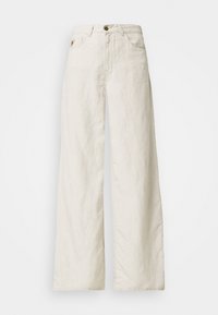 Kraťasy ve stylu širokých nohavic z lehkého béžového materiálu; mají přední zapínání na knoflík, dvě boční kapsy a jemnou texturu.