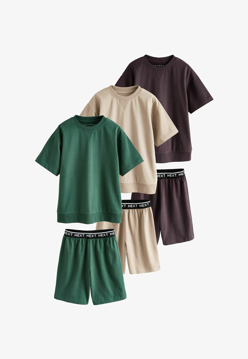 Trois ensembles de chemises à manches courtes décontractées et de shorts à taille élastique en vert, beige et marron foncé disposés en disposition décalée.