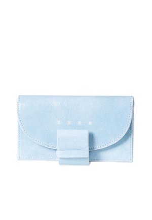 Portefeuille en cuir bleu clair avec rabat incurvé et fermeture à sangle rectangulaire, présentant des bords subtilement cousus et un nom de marque embossé sur le devant.