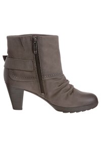 Botín de cuero gris con cremallera lateral, diseño arrugado y tacón apilado. Cuenta con costuras de acento y un detalle de correa alrededor del tobillo.