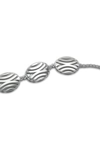 Bracelet en argent composé de trois maillons ovales avec des motifs ondulés texturés et une finition lisse, reliés par une fine chaîne.
