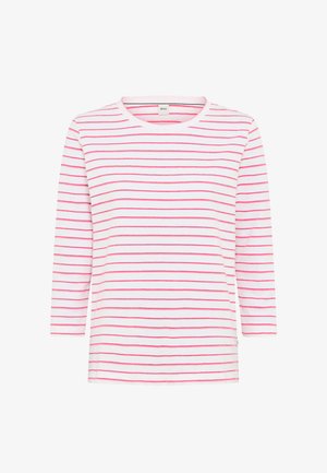 Witte lange mouwen shirt met dunne horizontale roze strepen en een ronde halslijn, plat neergelegd met uitgestrekte mouwen.