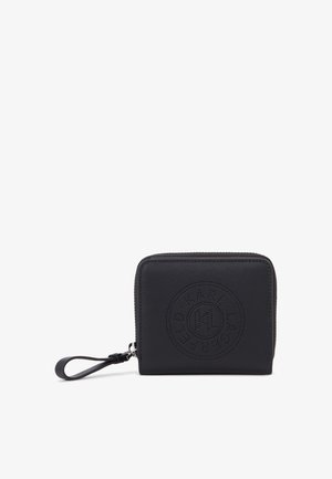 Portafoglio nero in ecopelle con zip, caratterizzato da un logo circolare perforato, forma rettangolare e chiusura con zip tutto attorno con tracolla.