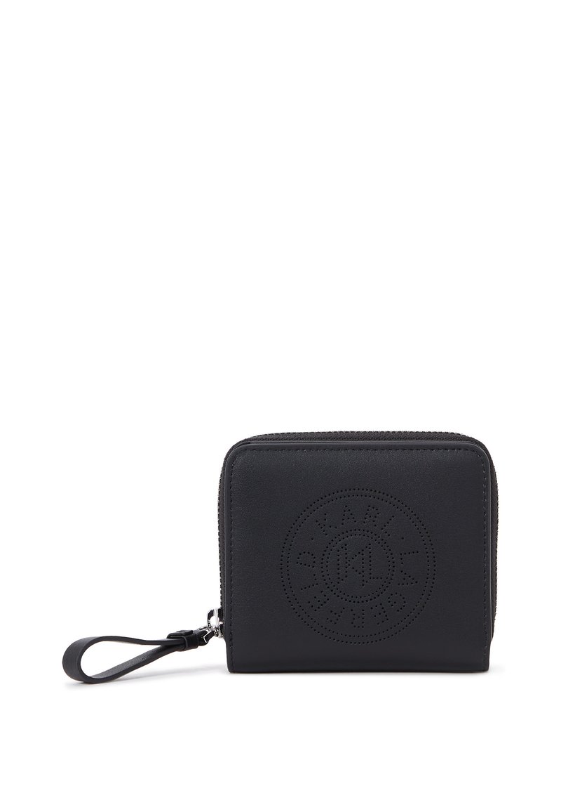 Portafoglio nero in ecopelle con zip, caratterizzato da un logo circolare perforato, forma rettangolare e chiusura con zip tutto attorno con tracolla.