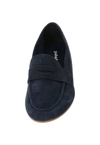 Mocasines de ante azul marino con puntera redonda y una banda decorativa cosida a lo largo de la parte superior. Suela de goma con un acabado texturizado.