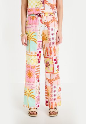 Bukser med vide ben i en farverig patchwork-print med tropisk og strandtema, herunder palmer, fisk, sole og tekst som "Rio de Janeiro."