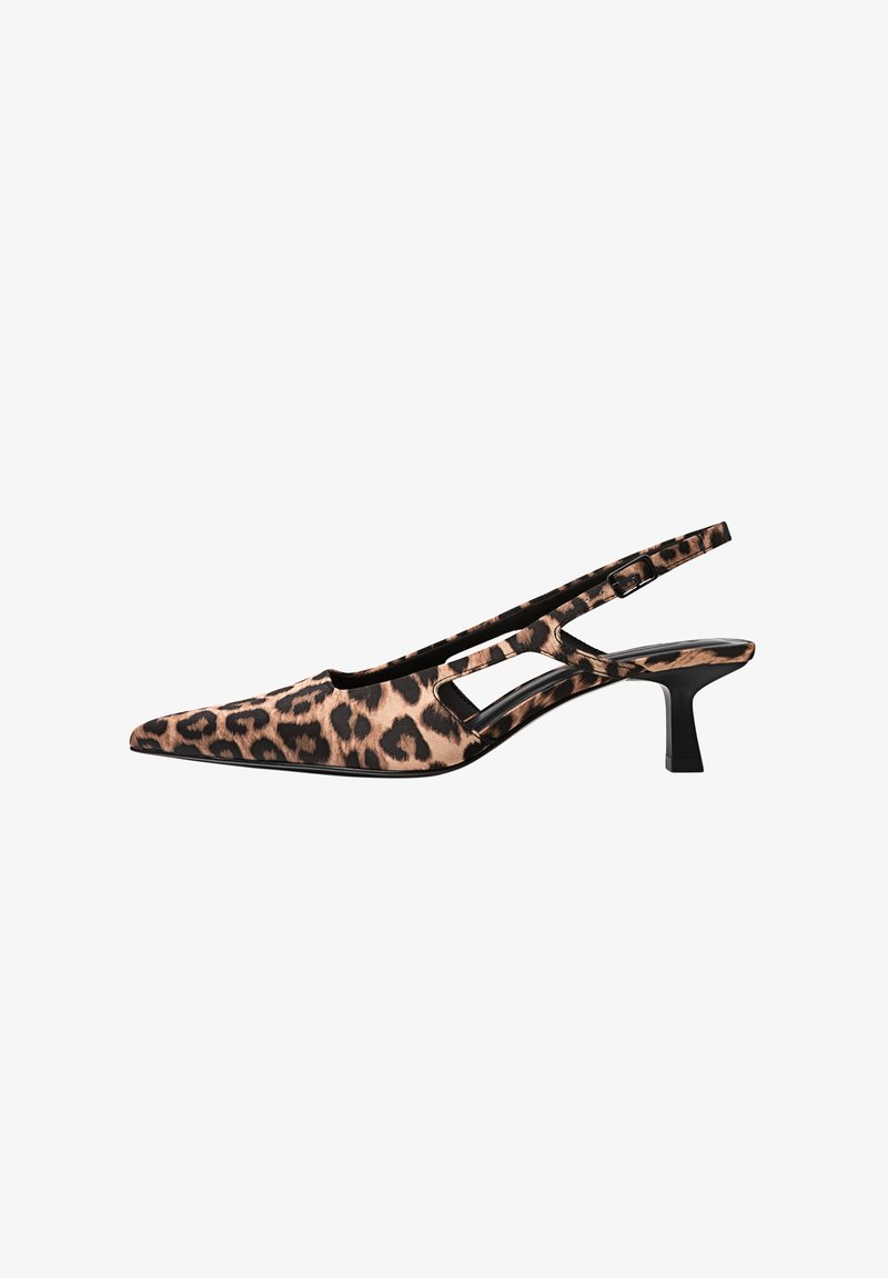 Chaussure à talon kitten avec bout pointu, motif léopard et bride de cheville avec boucle en profil latéral sur fond blanc.