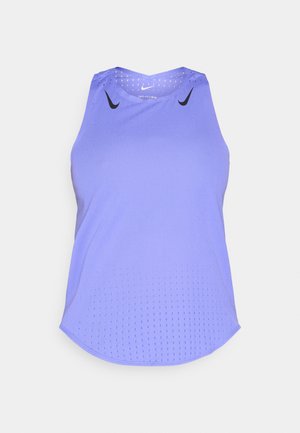 Haut de sport sans manches violet avec un ourlet arrondi, présentant des détails perforés et des logos Nike noirs sur les épaules. Fabriqué en tissu respirant.