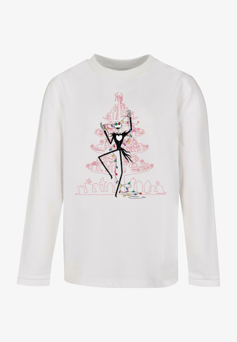 Langärmliges weißes Hemd mit einem grafischen Druck eines schwarzen Skelettexemplars, das mit bunten Lichtern verziert ist, und das vor einem rosa Weihnachtsbaum steht.