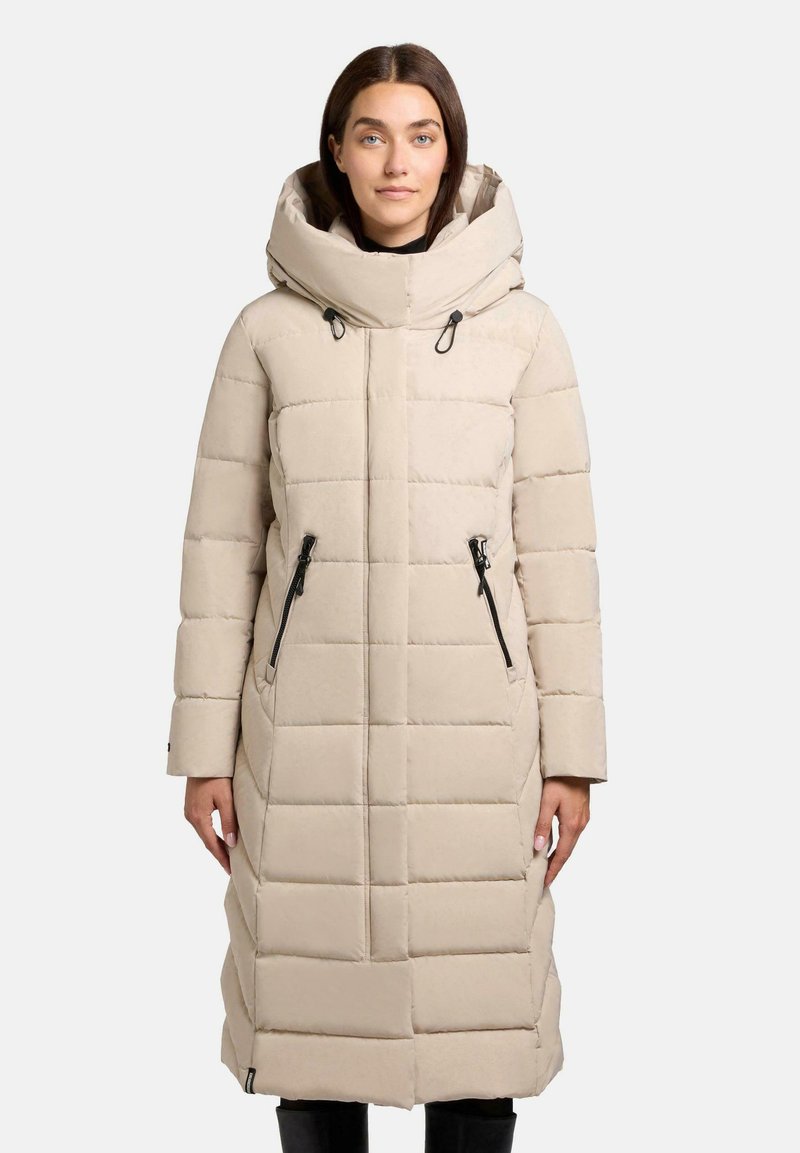 Beige gewatteerde parka met een hoge kraag en een oversized capuchon. Voorzien van verticale zwarte ritsen op de taille en een gestructureerd quiltontwerp.